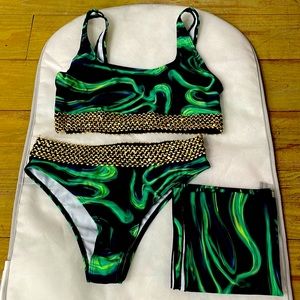 I’m selling a size medium bathing suit from SHEIN.